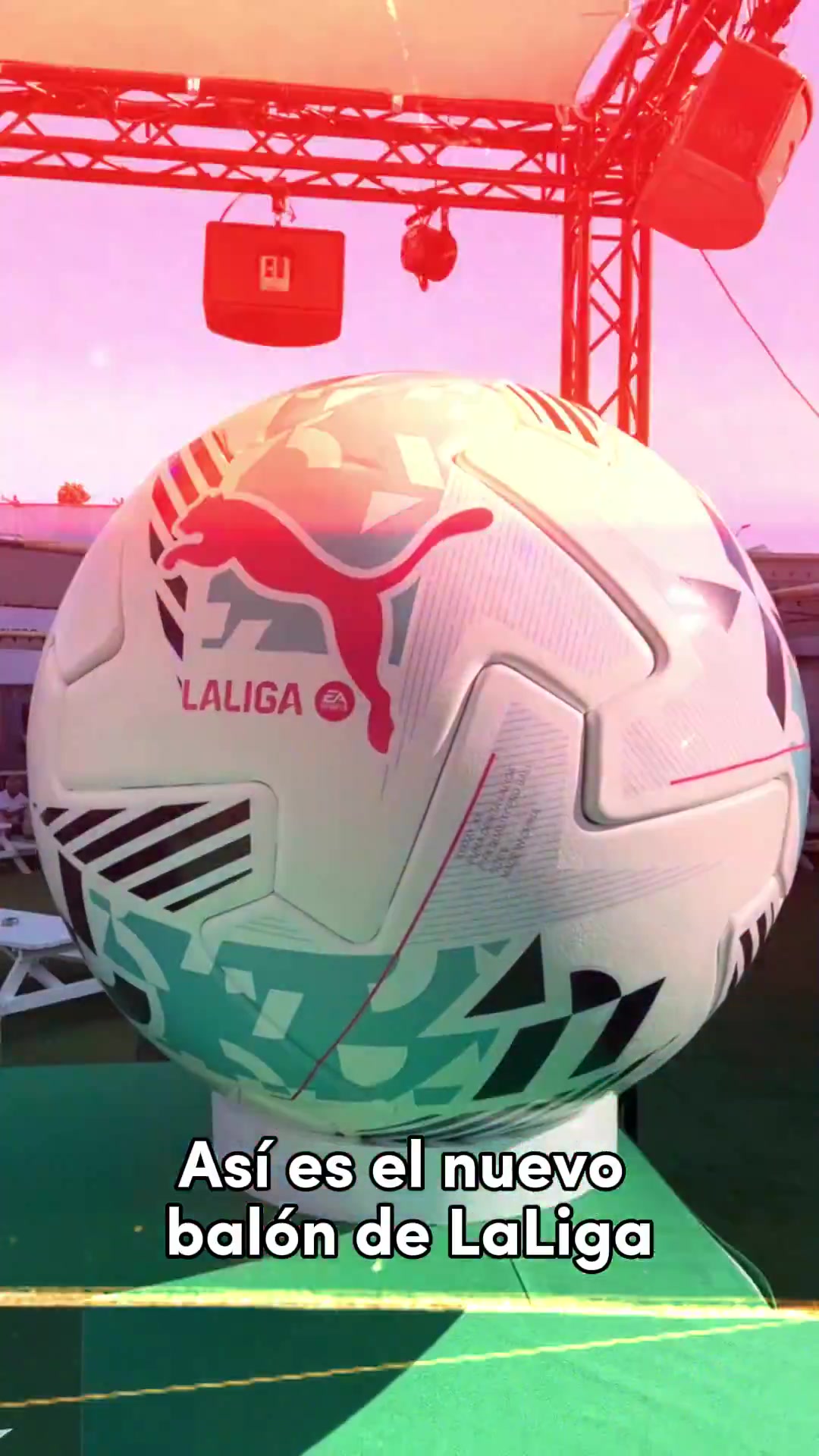 西甲下赛季用球：白色主色调+青色、黑色图案，西甲标志为红色