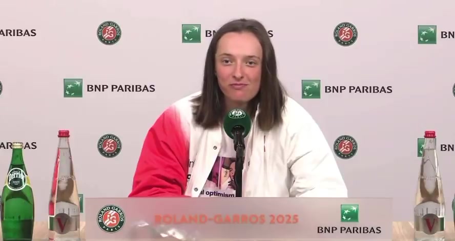 你不要过来啊?斯瓦泰克被问想打莱巴金娜or奥胖，自己先笑场