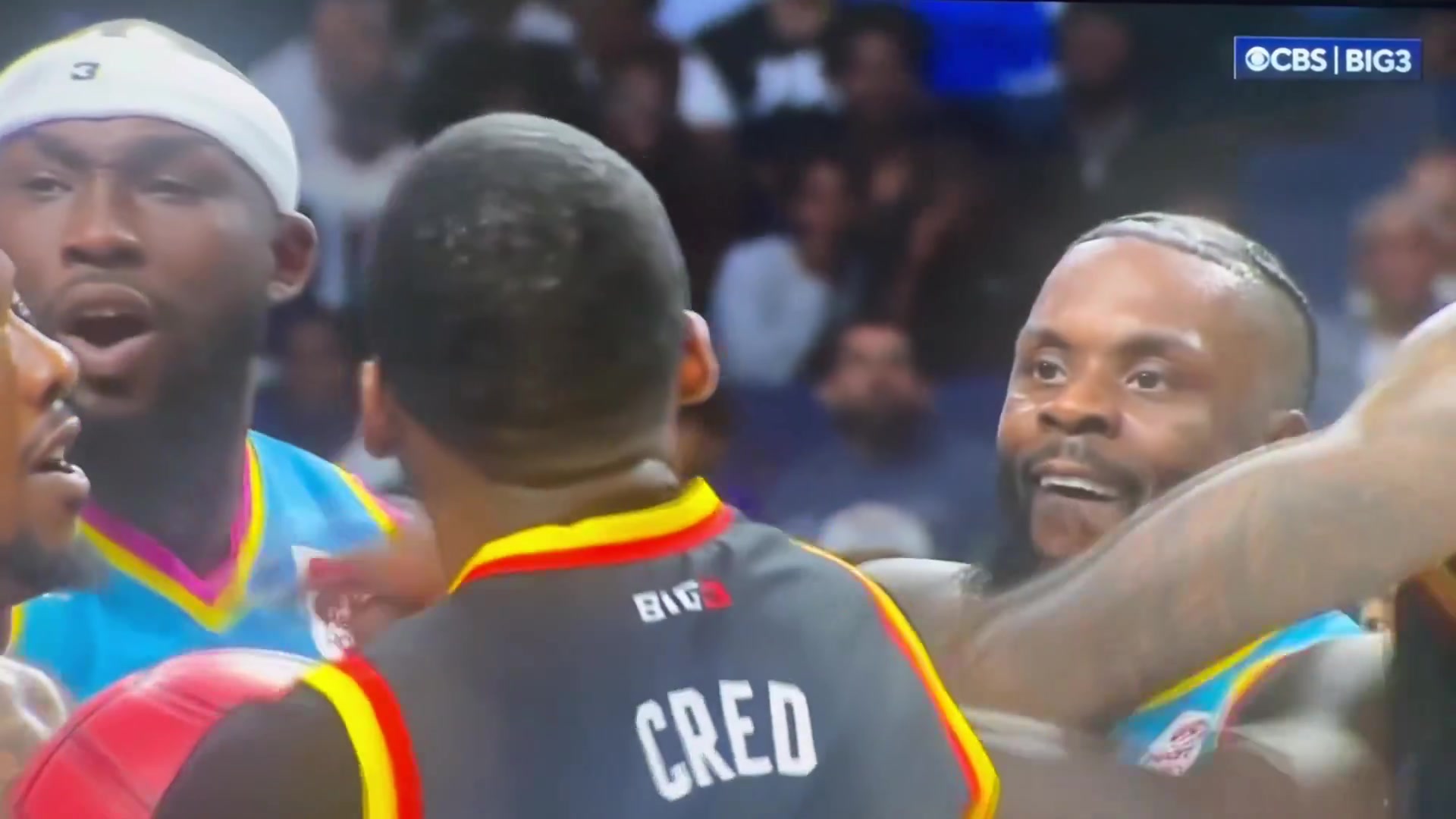 火药味拉满?乔丹-克劳福德将手指插入师弟鼻子 后者挥拳反击！